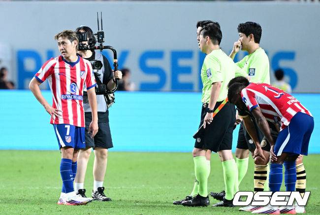 [OSEN=서울월드컵경기장, 최규한 기자] 9일 서울월드컵경기장에서 2026 쿠팡플레이 시리즈 맨체스터 시티와 아틀레티코 마드리드의 프리시즌 친선경기가 열렸다.지난 2023년 UCL급 명승부를 펼쳤던 양 팀이 3년 만에 서울에서 다시 맞대결을 펼친다. 아틀레티코 마드리드는 이적료 4,000만 유로(약 650억 원)에 5년 계약을 체결하고 '레전드' 그리즈만의 7번을 부여하며 이강인을 전격 영입했다. 이번 경기는 이강인이 '등번호 7번' 유니폼을 입고 치르는 데뷔전이라 국내 팬들의 관심이 집중되고 있다.경기를 마치고 아틀레티코 마드리드 이강인이 심판진과 대화를 나누며 아쉬워 하고 있다. 2026.08.09 / dreamer@osen.co.kr