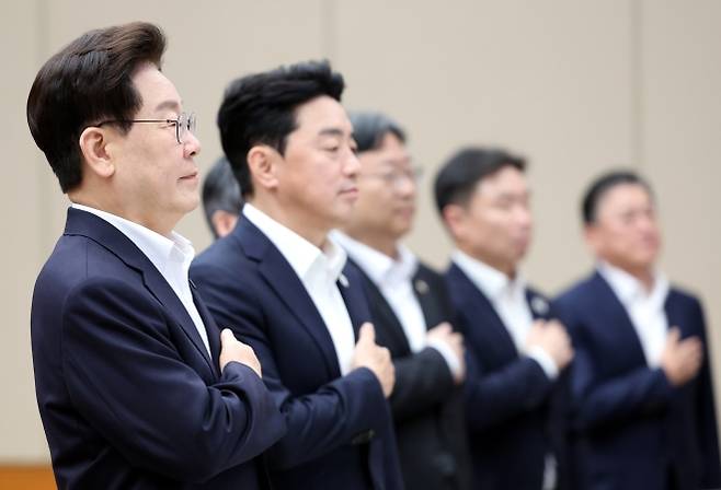 국민의례 하는 이재명 대통령 - [서울=뉴시스] 조성봉 기자 = 이재명 대통령이 10일 청와대에서 열린 메가프로젝트 2차 민관합동 점검회의에서 국민의례를 하고 있다. 2026.08.10. suncho21@newsis.com