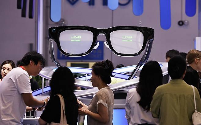 스마트 글라스가 확산하며 사생활 침해와 불법 촬영을 향한 우려가 커지고 있다.[사진 | 연합뉴스]