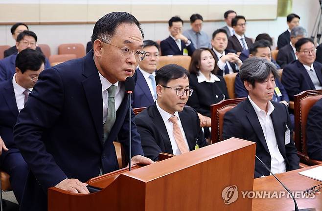 답변하는 강백신 검사 (서울=연합뉴스) 이동해 기자 = 강백신 대구고검 검사가 16일 국회 '윤석열 정권 정치검찰 조작기소 의혹 사건 진상규명' 국정조사특별위원회에서 열린 대장동·위례 개발비리 및 김용 전 민주연구원 부원장 관련 의혹 사건에 대한 청문회에서 의원 질의에 답하고 있다. 2026.4.16 eastsea@yna.co.kr