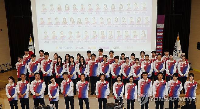 사격 국가대표 기념촬영 (진천=연합뉴스) 김성민 기자 = 10일 충북 진천 국가대표선수촌에서 열린 제20회 아이치-나고야 아시안게임 사격 미디어데이에서 선수들이 기념 촬영을 하고 있다. 2026.8.10 ksm7976@yna.co.kr