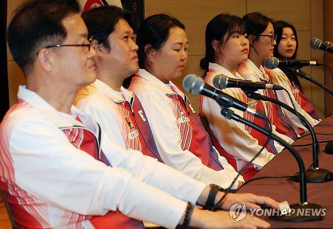 사격 대표팀 아시안게임 미디어데이 (진천=연합뉴스) 김성민 기자 = 사격 국가대표 선수들이 10일 충북 진천 국가대표선수촌에서 열린  제20회 아이치-나고야 아시안게임 사격 미디어데이에서 참석해 있다. 왼쪽부터 장갑석 감독, 소승섭, 이보나, 오예진, 양지인, 반효진. 2026.8.10 ksm7976@yna.co.kr