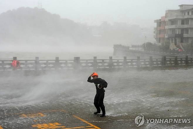 태풍 '돌핀' 중국 동부 상륙 [AP=연합뉴스. 재판매 및 DB 금지]