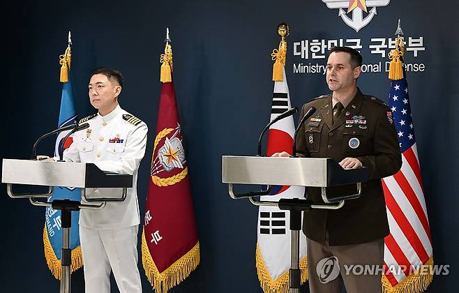 2026 UFS연습 한미 공동브리핑 (서울=연합뉴스) 장도영 합동참모본부 공보실장과 라이언 도날드 주한미군사 공보실장이 10일 서울 용산구 국방부 브리핑룸에서 '2026 UFS연습 한미 공동브리핑'을 하고 있다. 2026.8.10 [사진공동취재단] photo@yna.co.kr