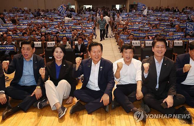 전북당원결집대회 참석한 정청래 (전주=연합뉴스) 나보배 기자 = 더불어민주당 전당대회에 출마한 정청래 당 대표 후보가 10일 전북 전주대학교에서 열린 전북당원결집대회에서 기념촬영을 하고 있다. 2026.8.10 warm@yna.co.kr