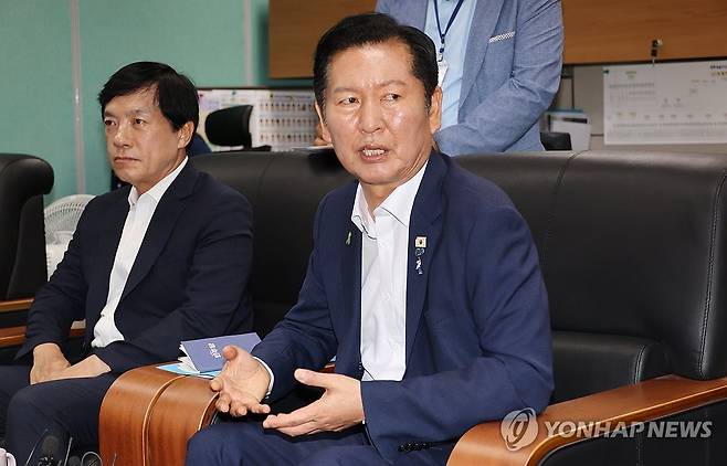 기자간담회하는 민주당 정청래 당대표 후보 (전주=연합뉴스) 임채두 기자 = 더불어민주당 8·17 전당대회에 출마한 정청래 당 대표 후보가 10일 전북특별자치도의회에서 기자간담회를 하고 있다. 2026.8.10 doo@yna.co.kr