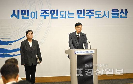 ▲ 10일 서남교 울산시 행정부시장이 시청 프레스센터에서 민선 9기 5급 이상 정기인사 관련, 브리핑을 하고 있다. 김동수기자