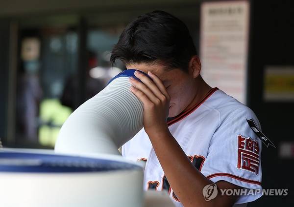 극한 폭염 예보에 따라 제54회 봉황대기 전국고교야구대회가 개막일인 7일 오전 경기만 진행했다. 이날 서울 목동야구장에서 제주고등학교 선수가 땀을 식히고 있다./연합뉴스