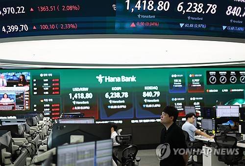 코스피, 하락 출발…코스닥도 약세(서울=연합뉴스) 윤동진 기자 = 코스피와 코스닥이 모두 하락 출발한 11일 서울 중구 하나은행 본점 딜링룸에서 딜러들이 업무를 보고 있다. 2026.8.11 mon@yna.co.kr