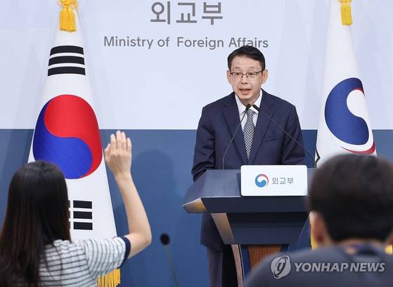 박두순 외교부 대변인이 11일 서울 종로구 정부서울청사 외교부에서열린 정례브리핑에서 질문받고 있다. (사진=연합뉴스)