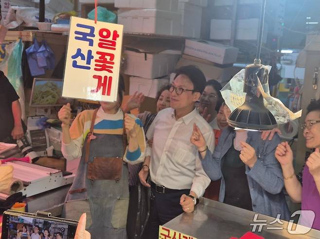 김민석 더불어민주당 당대표 후보가 11일 오후 서울 서울 송파구 가락몰을 찾은 모습. 2026.8.11 ⓒ 뉴스1 남해인 기자