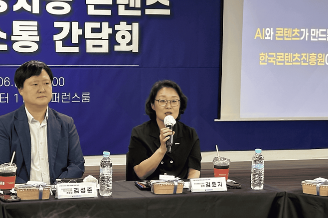 지난 6일 열린 신기술인공지능 산업계 소통 간담회에서 김윤지 한국콘텐츠진흥원장이 기업 관계자들을 만나 인사를 나누고 있다./한국콘텐츠진흥원