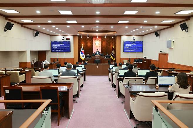 제천시의회가 제천한방천연물산업진흥재단 이사장 임명 후보자 인사청문특별위원회를 구성ㅏ고 있다. 사진=제천시의회 제공