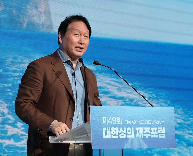 최태원 SK그룹 회장이 지난달 15일 대한상공회의소 제주포럼 기자간담회에서 성과급과 관련해 “이해관계자의 행복을 깨면서 구성원만 행복해져서는 안 된다”고 밝히면서 임단협이 새로운 국면을 맞았다. 사진 대한상의