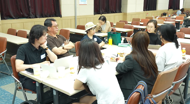 지난 8일 서울 중구 국립중앙의료원에서 열린 ‘감염병 의료대응 윤리원칙 수립을 위한 숙의회의’에서 참가자들이 토론하고 있다. 연구팀 제공