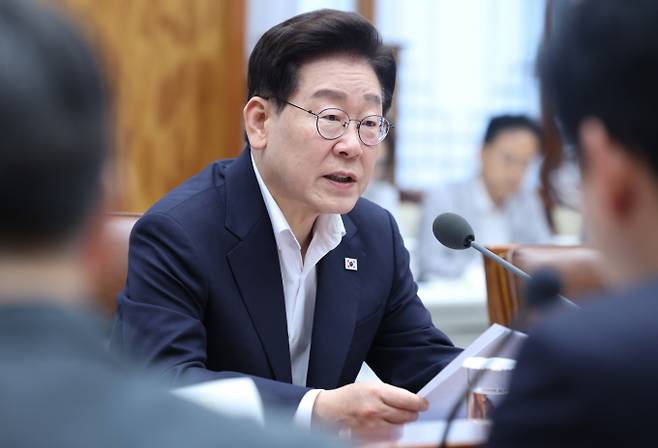 8·17 전당대회 호남 권리당원 투표를 하루 앞두고 이재명 대통령이 호남 반도체 클러스터에 "속도전을 넘어 전격전"을 주문한 데 이어 투표 당일에는 더불어민주당 지도부가 관련 사업에 대한 입법·예산 지원을 약속하고 나섰다.사진은 이재명 대통령이 지난 10일 청와대에서 열린 메가프로젝트 2차 민관합동 점검회의에서 발언하고 있는 모습. /사진=뉴스1