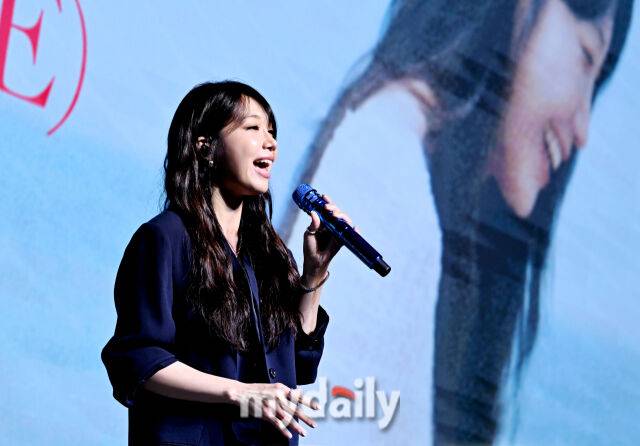 가수 정은지가 6일 오후 서울 삼성동 슈피겐홀에서 진행된 다섯 번째 미니앨범 ‘썸머, 아이(Summer, I)’ 발매 기념 기자간담회에서 열창하고 있다. / 송일섭 기자(andlyu@mydaily.co.kr)