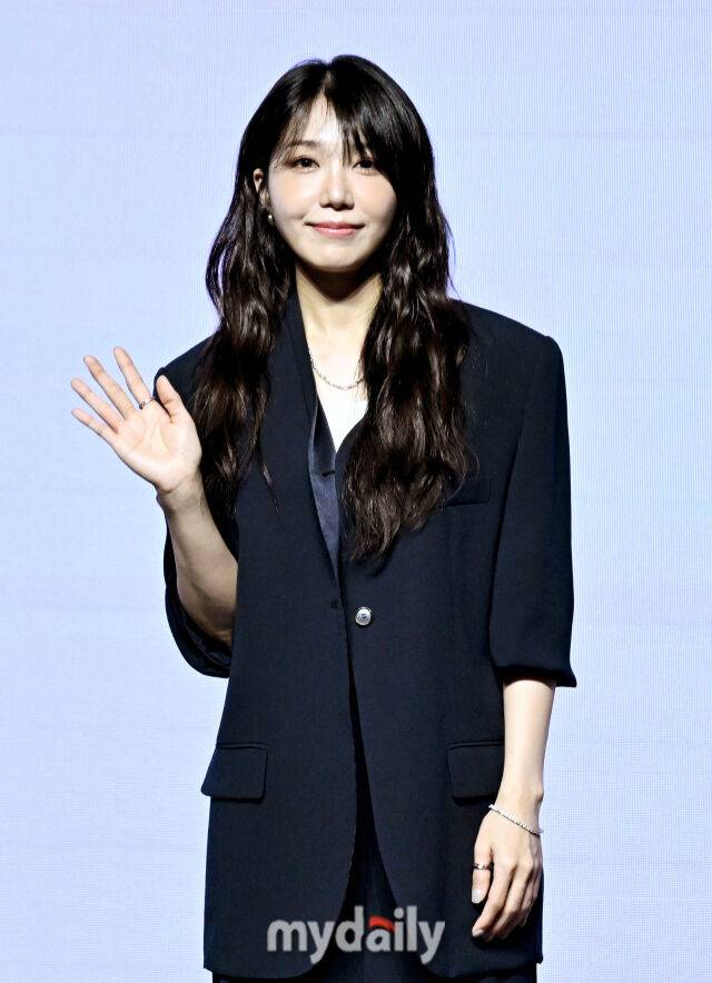가수 정은지가 6일 오후 서울 삼성동 슈피겐홀에서 진행된 다섯 번째 미니앨범 ‘썸머, 아이(Summer, I)’ 발매 기념 기자간담회에서 포토타임을 갖고 있다. / 송일섭 기자(andlyu@mydaily.co.kr)
