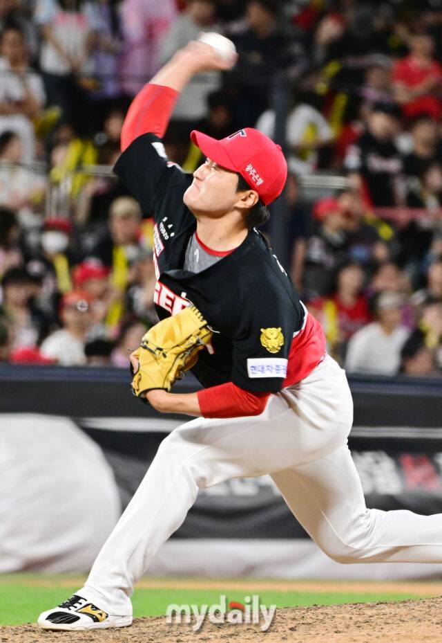 21일 오후 경기도 수원KT위즈파크 진행된 '2026 신한 SOL KBO 리그' 기아 타이거즈 - 수원 KT 위즈의 경기. 기아 전상현이 9회초 구원 등판해 역투를 펼치고 있다./마이데일리