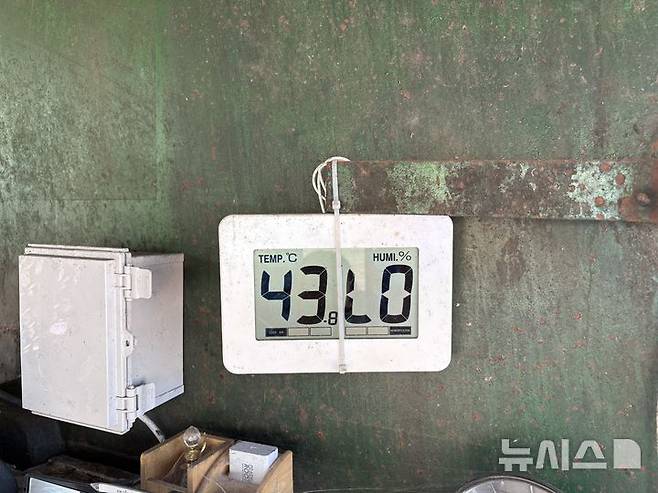 [서울=뉴시스] 신유림 기자 = 지난 7일 오후 경기도의 한 자원순환센터 야외 작업장에 설치된 온도계가 43.8도를 가리키고 있다. 이날 해당 지역의 낮 최고기온은 39도까지 치솟았다. 2026.08.10. spicy@newsis.com