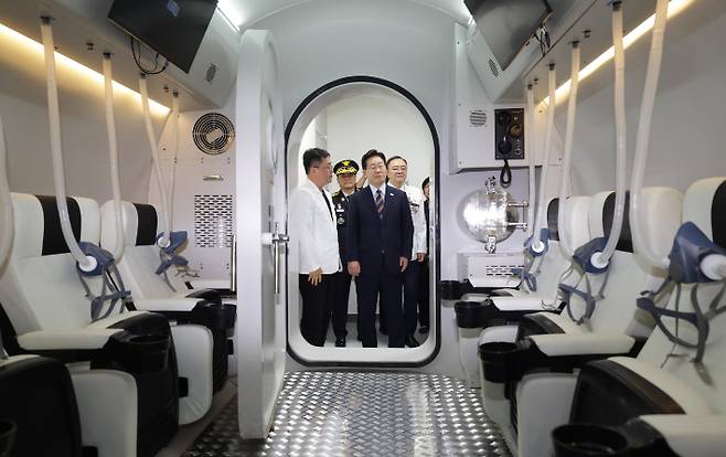 이재명 대통령이 11일 충북 음성 국립소방병원을 방문해 고압산소치료실을 시찰하고 있다. 연합뉴스