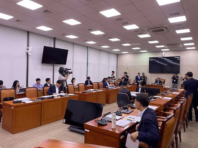 국회 농림축산식품해양수산위원회가 11일 농림축산식품법안심사소위를 열고 ‘농업협동조합법 개정안’ 등을 심사하고 있다.