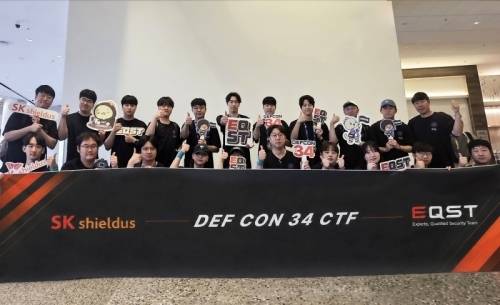 데프콘(DEFCON 34)에 참가한 SK쉴더스 화이트해커 그룹 EQST(이큐스트) 구성원들이 기념 촬영을 하고 있다. (사진=SK쉴더스 제공)