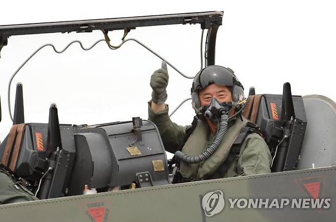 2008년 KA-1 조종석에 앉은 안동만 당시 ADD 소장 KA-1은 기본훈련기 KT-1에 무기를 장착한 경공격기다 [연합뉴스 사진]
