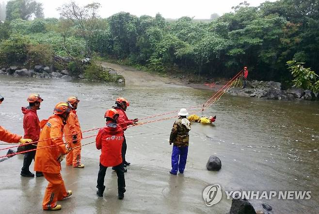 제주지역 하천 범람 고립자 구조하는 119구조대 [연합뉴스 자료사진]