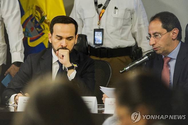 긴급 회견 중인 에스프리에야 콜롬비아 대통령 [AP=연합뉴스. 재판매 및 DB 금지]