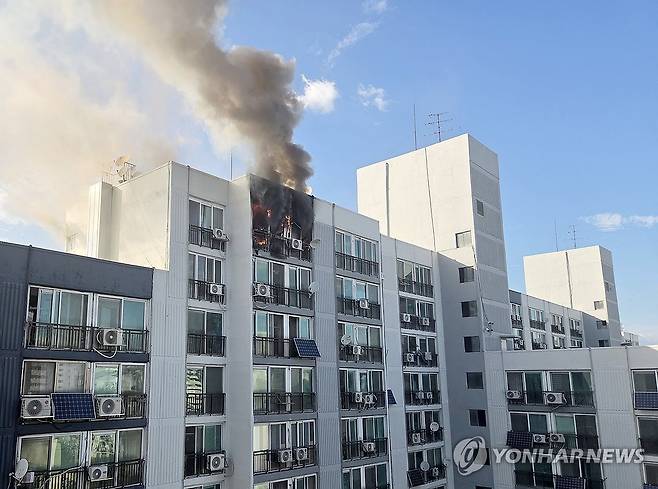 가양동 아파트 화재, 치솟는 연기 (서울=연합뉴스) 11일 오후 4시 55분께 서울 강서구 가양동의 아파트 15층 한 세대에서 화재가 발생해 화염과 함께 연기가 치솟고 있다.
    소방 당국은 오후 5시 19분께 큰 불길을 잡았다. 1차 인명 검색 결과 파악된 사상자는 없는 것으로 알려졌다. 2026.8.11 [독자 제공. 재판매 및 DB 금지] photo@yna.co.kr