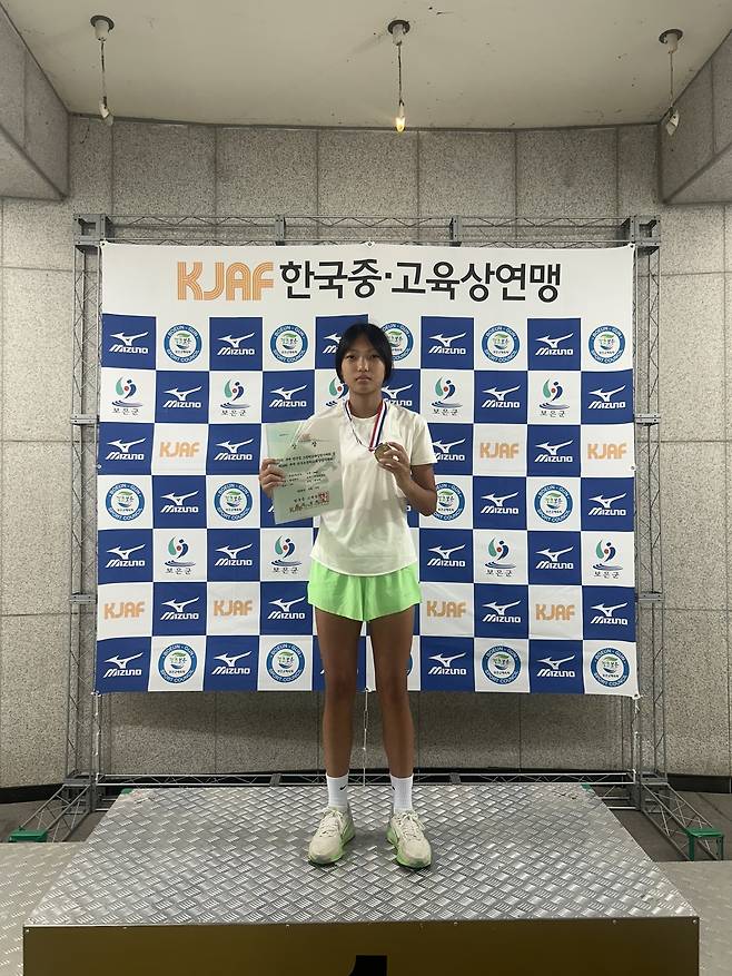 여자중등부 멀리뛰기 권서혜 선수가 금메달을 수상하며 사진촬영을 하고 있다. /칠곡교육지원청 제공