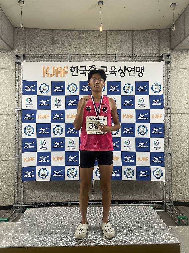 남자중등부 110ｍ 허들에 출전한 김도현 선수가 은메달 획득 기념촬영을 하고 있다. /칠곡교육지원청 제공