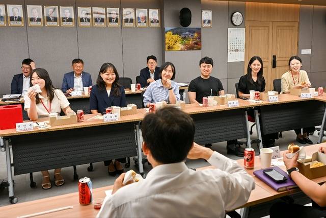 추경호 대구시장이 MZ 공무원들과 햄버거를 먹으면서 이야기를 나누고 있다. 대구시 제공