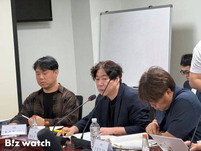 권오성 연세대학교 법학전문대학원 교수(가운데)가 12일 서울 영등포구 국회의원회관에서 열린 'IT 업종 통합교섭구조 모색을 위한 토론회'에서 기업집단 통합교섭의 필요성을 설명하고 있다./사진=비즈워치