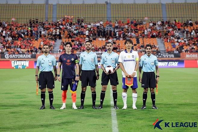 강원-감바오사카전을 앞둔 양 팀 주장과 심판진(한국프로축구연맹 제공)