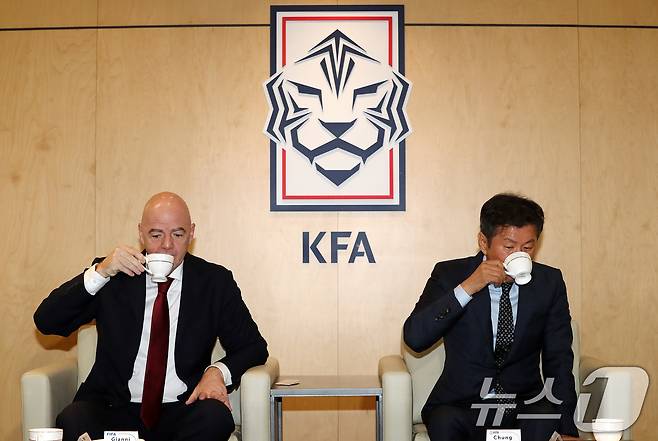 지아니 인판티노 국제축구연맹(FIFA) 회장과 정몽규 전 대한축구협회 회장. 2024.10.28. ⓒ 뉴스1 박세연 기자