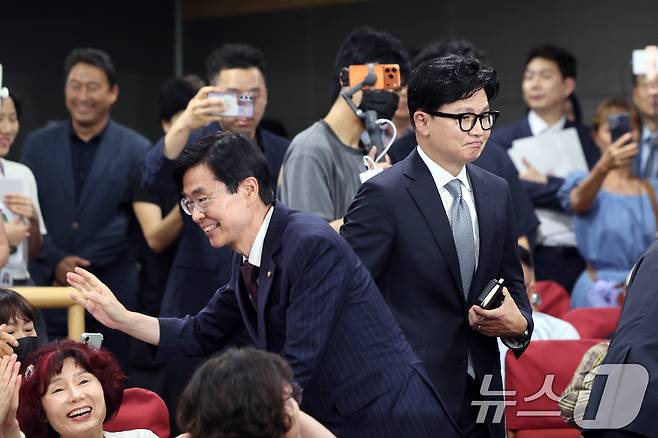 조경태 국민의힘 의원과 한동훈 무소속 의원이 지난 11일 오후 서울 여의도 국회 의원회관에서 열린 '2차 공공기관 이전, 왜 부산이 답인가' 토론회에 참석하고 있다. 이날 토론회는 국민의힘 부산시당이 주최했다. 2026.8.11 ⓒ 뉴스1 황기선 기자