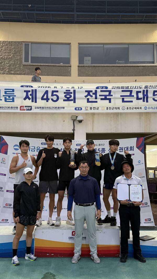 위 박상구, 이동기, 김영하, 서창완, 양우승 선수 .아래 김보경 선수, 강동윤 감독, 이중협 코치/사진=전남도체육회