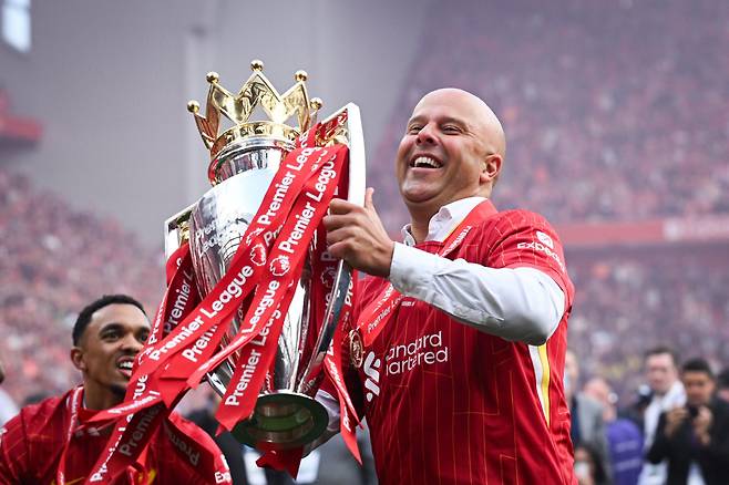 (FILES) Liverpool's Dutch manager Arne Slot celebrates with the Premier League trophy at the end of the English Premier League football match between Liverpool and Crystal Palace at Anfield in Liverpool, north west England on May 25, 2025. Liverpool have confirmed head coach Arne Slot is to depart his role as head coach, according to a club statement on May 30, 2026. (Photo by Paul ELLIS / AFP) / RESTRICTED TO EDITORIAL USE. No use with unauthorized audio, video, data, fixture lists, club/league logos or 'live' services. Online in-match use limited to 120 images. An additional 40 images may be used in extra time. No video emulation. Social media in-match use limited to 120 images. An additional 40 images may be used in extra time. No use in betting publications, games or single club/league/player publications. /<저작권자(c) 연합뉴스, 무단 전재-재배포, AI 학습 및 활용 금지>