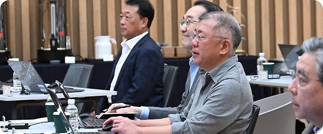 정의선 현대자동차그룹 회장(오른쪽에서 두번째)이 최근 사내 경영진을 대상으로 열린 AI 전환(AX) 프로그램에 참가해 바이브 코딩 교육을 받고 있다. 현대차그룹 제공