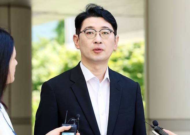주진우 국민의힘 의원이 12일 서울 서초구 서울중앙지법에서 열린 12·3 비상계엄 당시 국회의 계엄 해제 표결을 방해한 혐의로 기소된 추경호 전 원내대표 9차 공판에 증인으로 출석하며 취재진의 질문에 답변하고 있다. 공동취재단