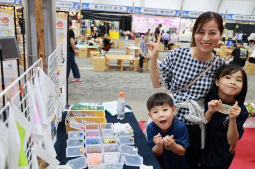 2026 ‘봉화은어축제’에서 운영된 봉비엣 푸드&굿즈 부스를 찾은 베트남 방문객의 모습. 국립청소년미래환경센터 제공