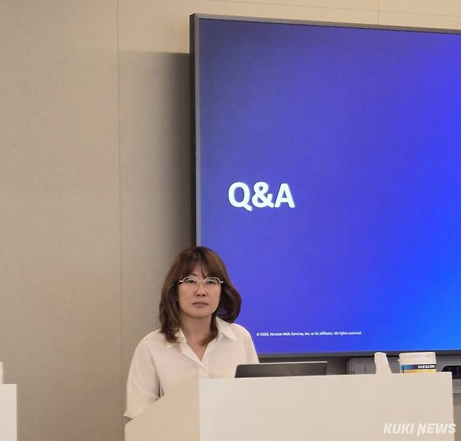 박혜영 AWS 코리아 수석 솔루션즈 아키텍트(SA)가 12일 서울 강남구 AWS코리아 사옥에서 기자들의 질문을 듣고있다. 아마존웹서비스(AWS) 제공