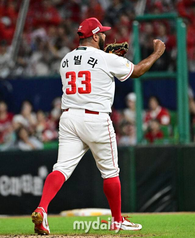 2026년 7월 28일 오후 인천 SSG랜더스파크에서 열린 '2026 신한 SOL KBO리그' 두산 베어스와 SSG 랜더스의 경기. SSG 선발투수 아빌라가 6회초 투구를 마친 뒤 포효하고 있다./유진형 기자