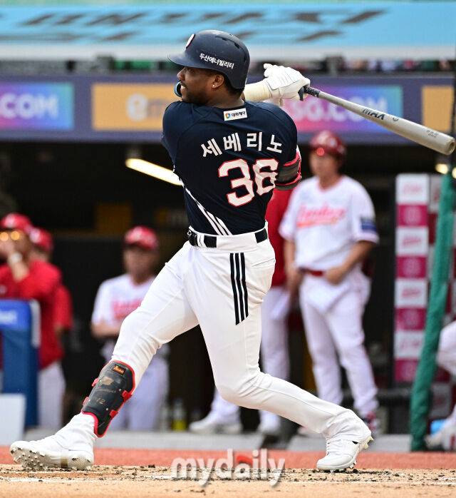 2026년 7월 28일 오후 인천 SSG랜더스파크에서 열린 '2026 신한 SOL KBO리그' 두산 베어스와 SSG 랜더스의 경기. 두산 세베리노가 3회초 2사 후 우측 담장을 맞추는 안타를 치고 있다./마이데일리