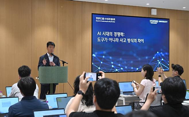 12일 현대차그룹 양재 사옥에서 열린 ‘현대차그룹 AX 성과 발표회’에서 현대오토에버 류석문 대표가 ‘바이브 코딩(Vibe Coding)’ 실습 세션을 진행하는 모습. [현대차그룹 제공]