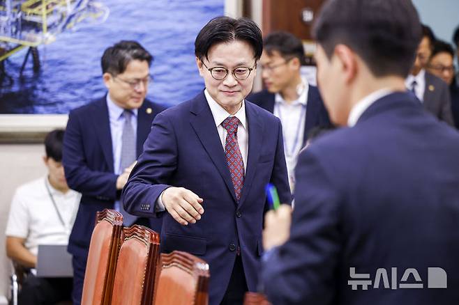[서울=뉴시스] 정병혁 기자 = 김정관 산업통상부 장관이 12일 서울 여의도 국회에서 열린 산업통상자원중소벤처기업위원회 전체회의에 참석하고 있다. 2026.08.12. jhope@newsis.com