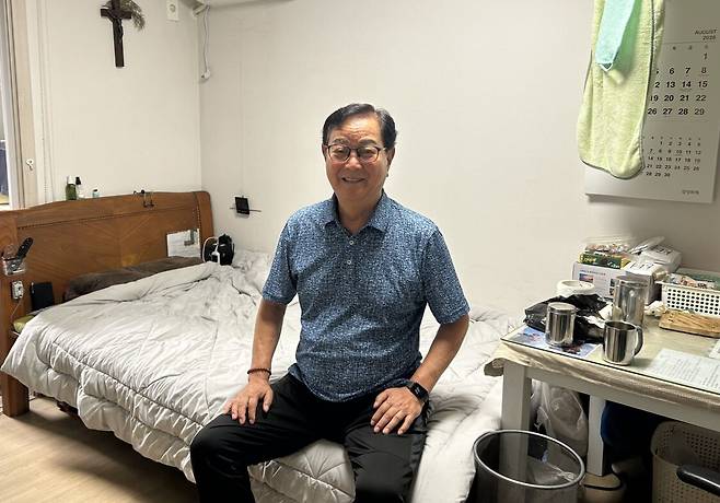 일동 노인케어안심주택에 수년째 살고 있는 이용수(78) 어르신이 거주 환경에 만족감을 드러내고 있다.