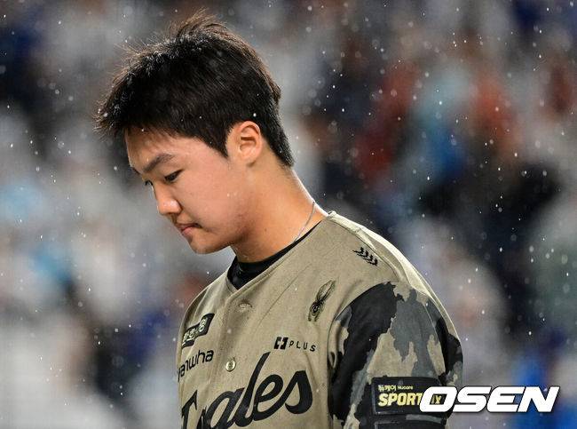 [OSEN=대전, 지형준 기자] 19일 대전 한화생명 볼파크에서 2026 신한 SOL KBO리그 한화 이글스와 삼성 라이온즈의 경기가 열렸다.6연패에 빠진 한화는 박준영, 5연승을 질주 중인 삼성은 아리엘 후라도을 선발로 내세웠다.9회초 2사 만루에서 한화 정우주가 교체되고 있다. 2026.06.19&nbsp;/ jpnews@osen.co.kr